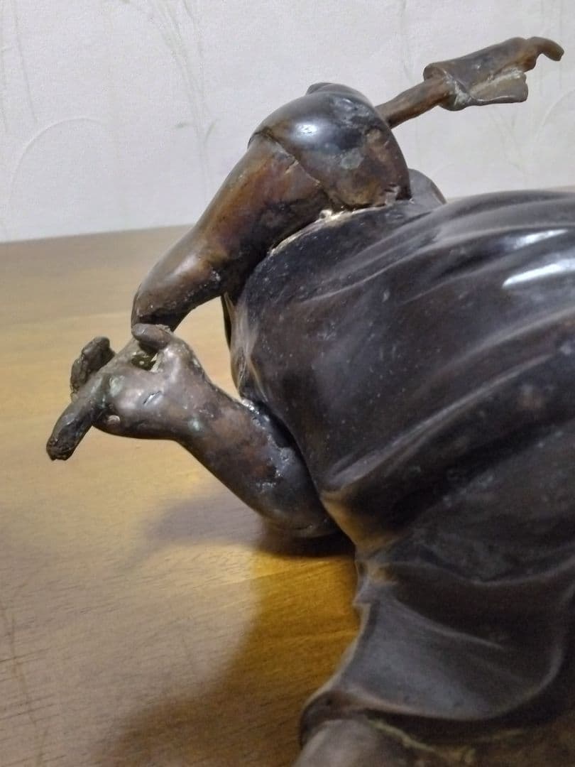 ブロンズ像　旗を持って行進する少女