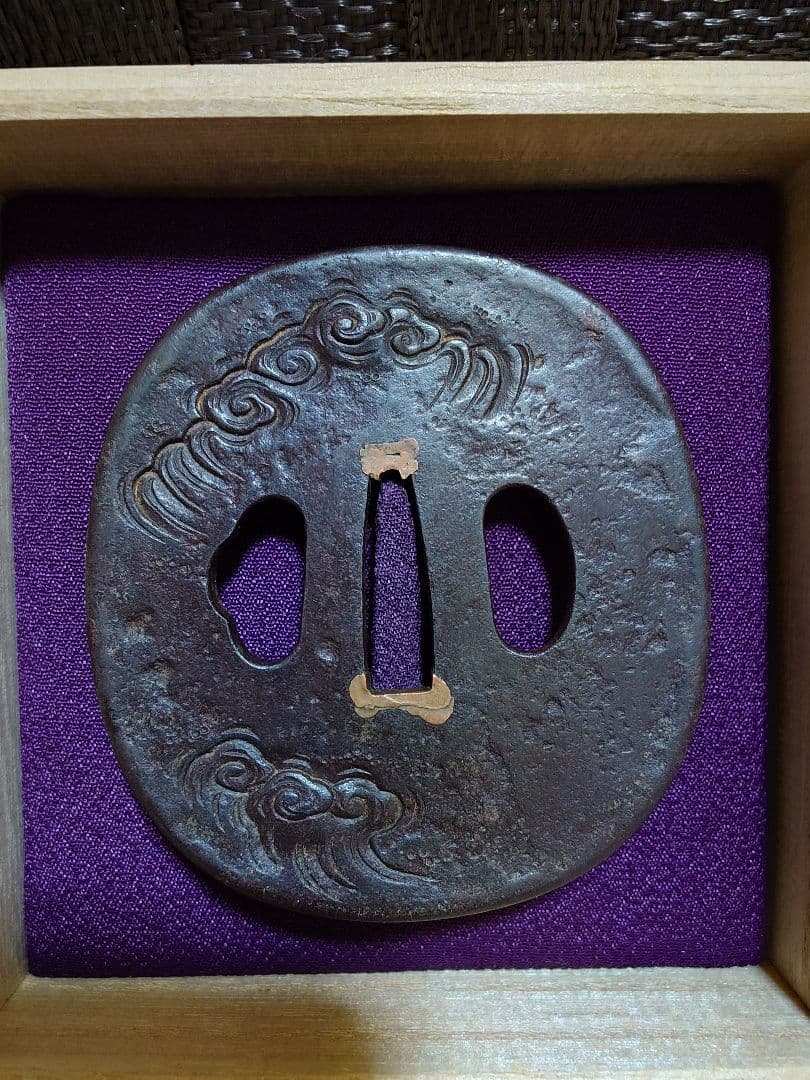 刀装具　龍と波模様の鉄鍔