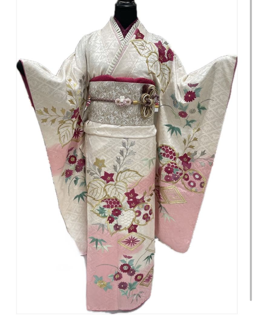 【振袖 】白ピンク 花柄刺繍　アンティーク着物(振袖単品にて出品)
