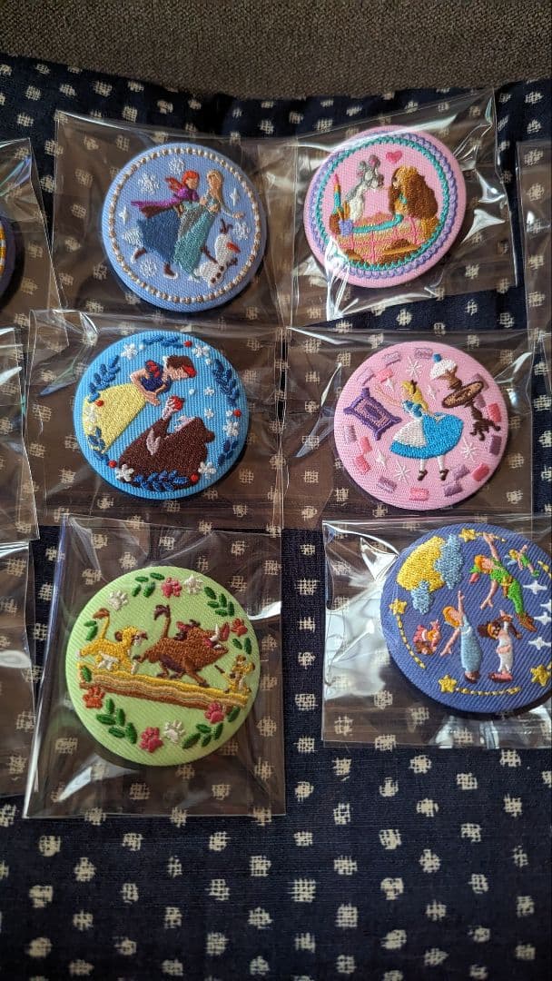 Disney Characters 刺繍缶バッジビスケットの缶バッジコンプリート