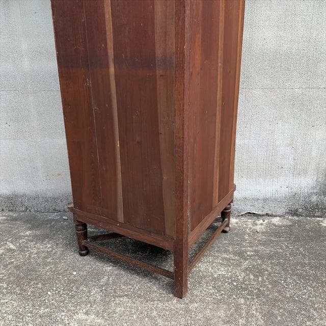 昭和の時代に作られたレトロなコーナーキャビネット