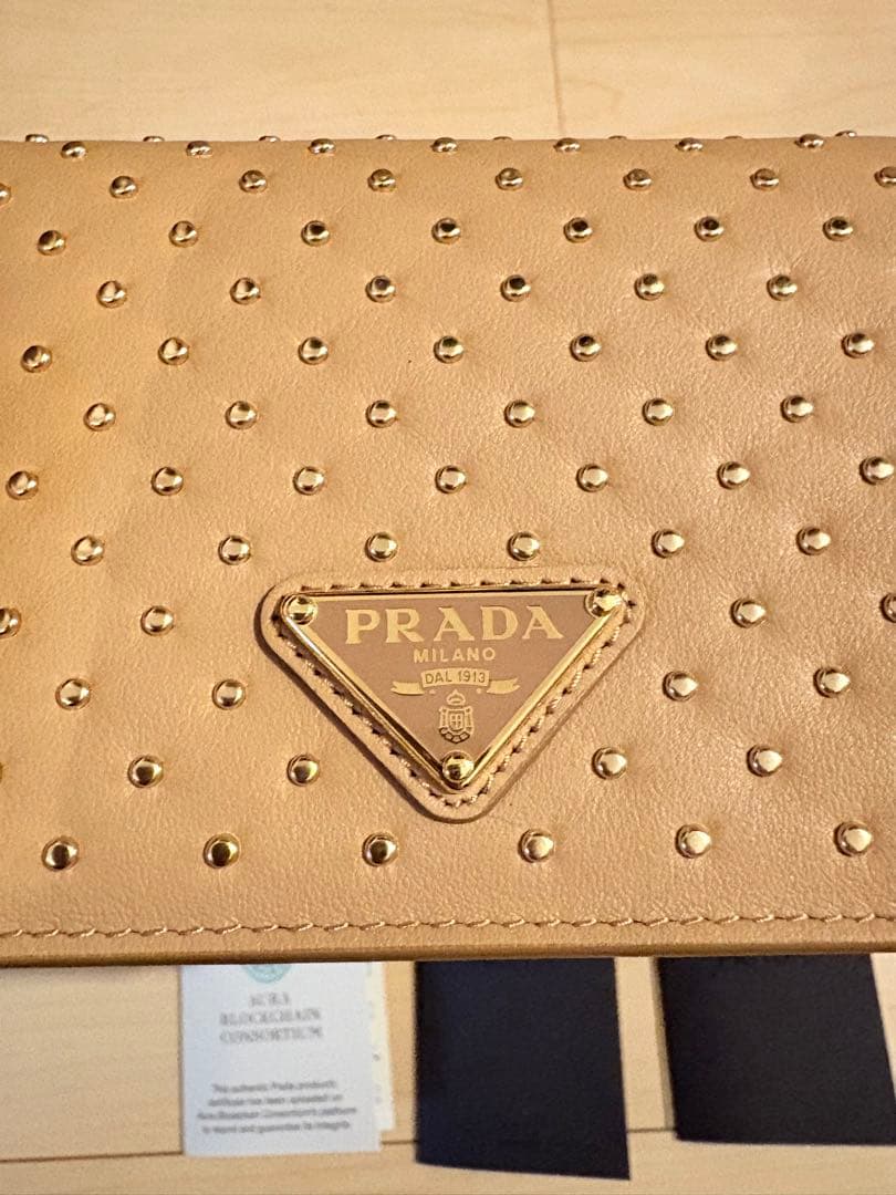 PRADA スタッズデザイン 二つ折り財布　新品未使用！
