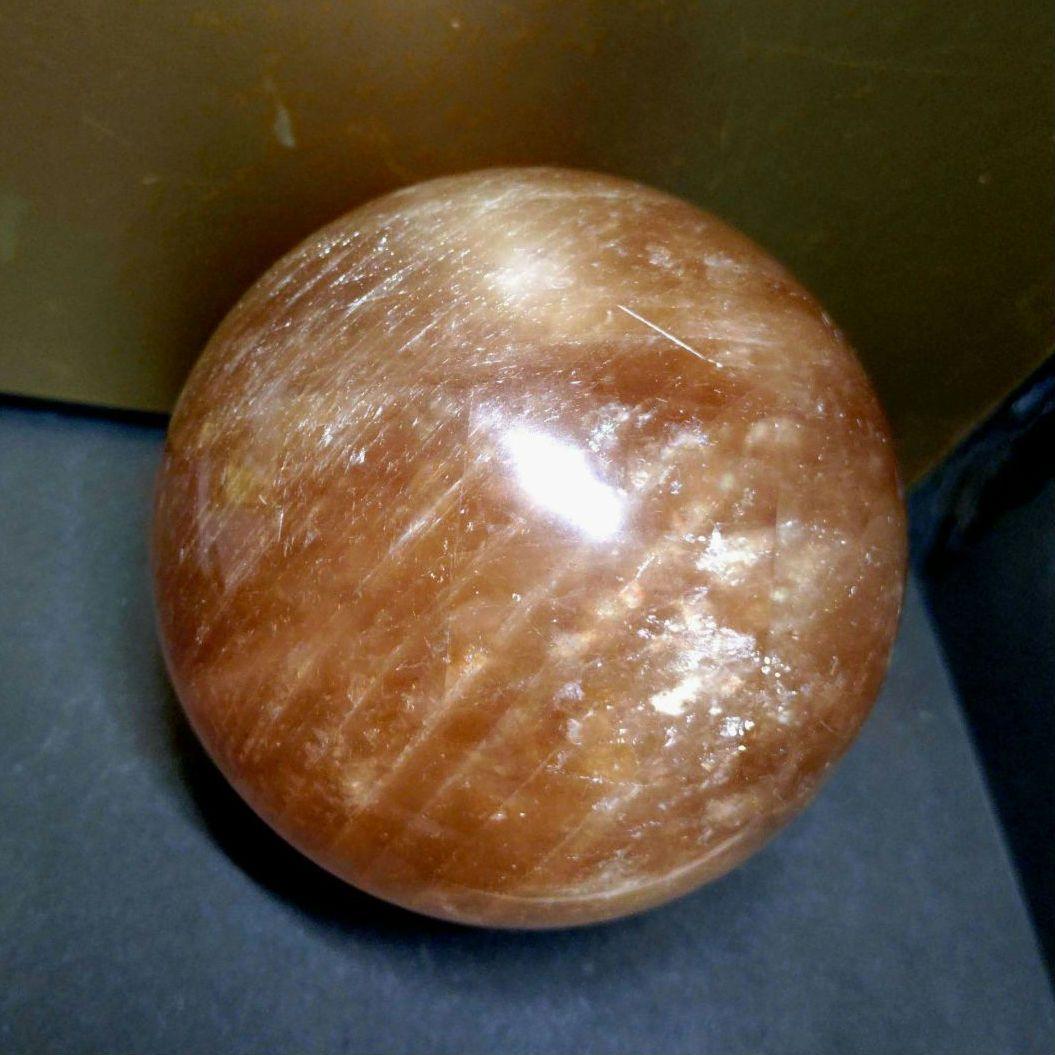 割引特価☆キラキラ☆虹入ゴールデンカルサイト丸玉　スフィア1.7Kg　木製台座付