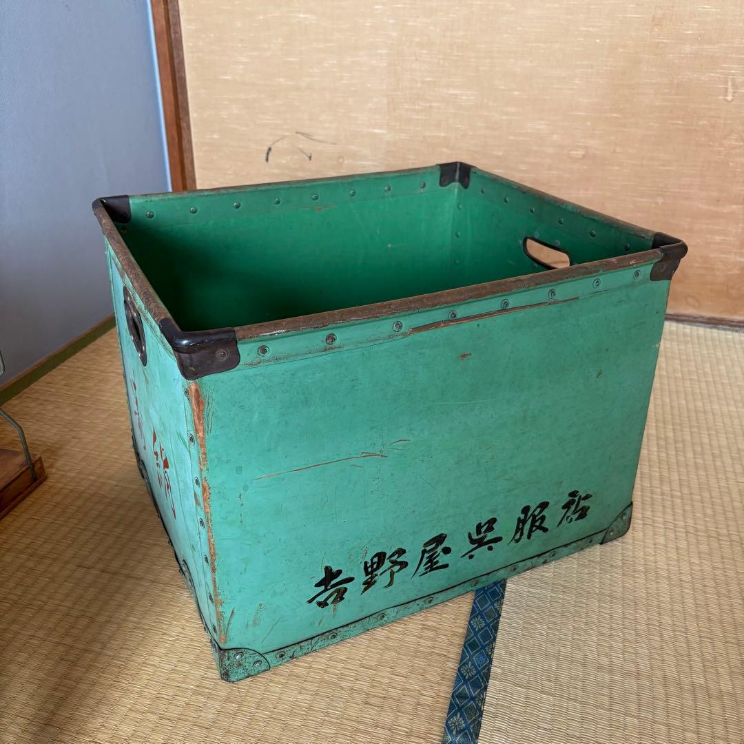 1960年代の日本硫化紙（スチールペーパー）製の呉服店用収納箱