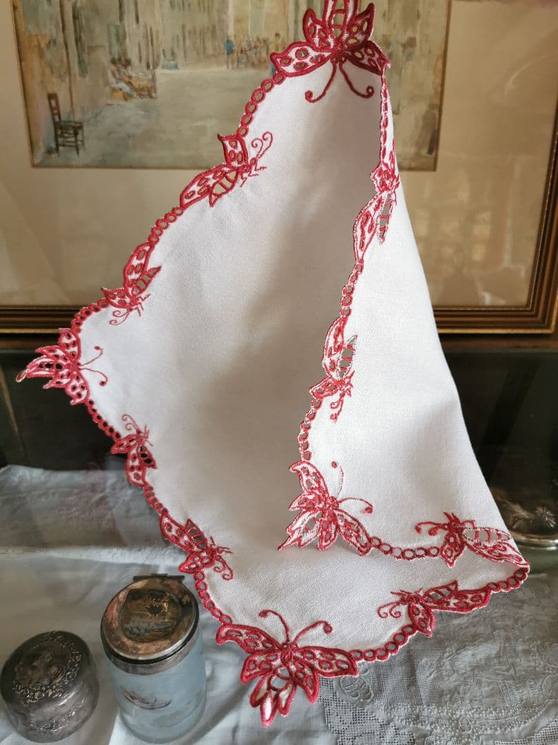 アンティークフランス オープンカットワーク パピヨン∞赤糸刺繍 縮緬風ドイリー