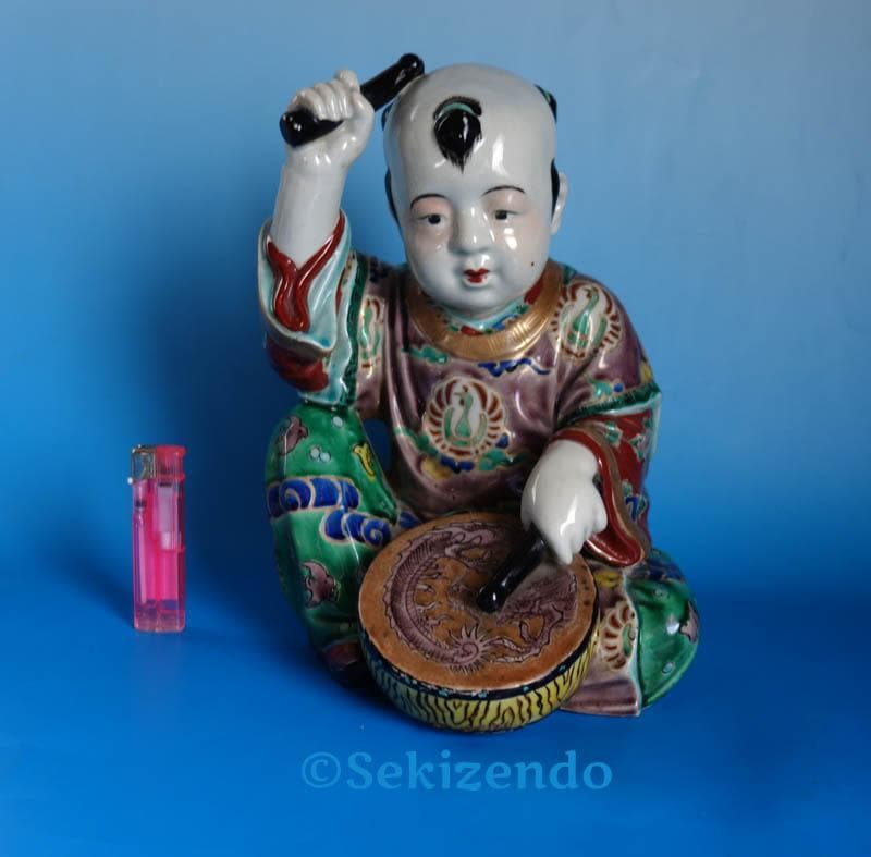 九谷焼 色絵　唐子 童子　　太鼓打ち　置物 　フィギュリン　２８ｃｍ　２５４０