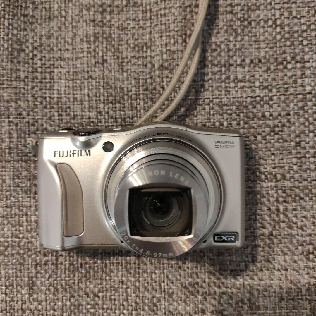 Fujifilm FinePix F770EXR 本体と付属品