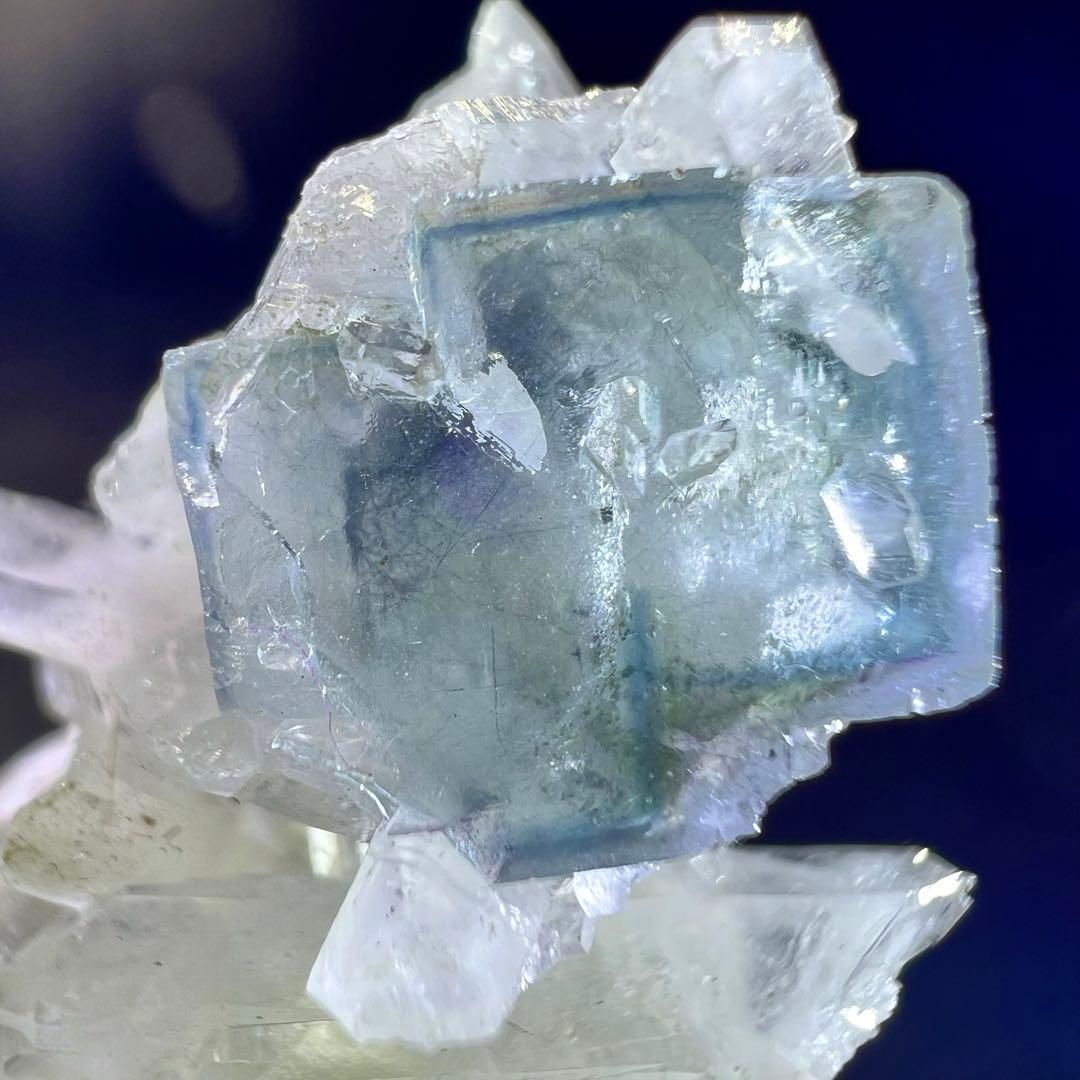 ヤオガンシャン産　ラビットヘア　クォーツ共生ライトブルーフローライト