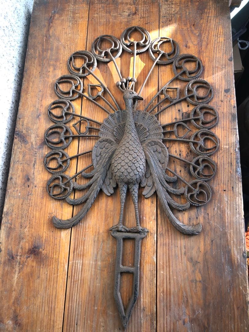 孔雀デザインの金属飾り