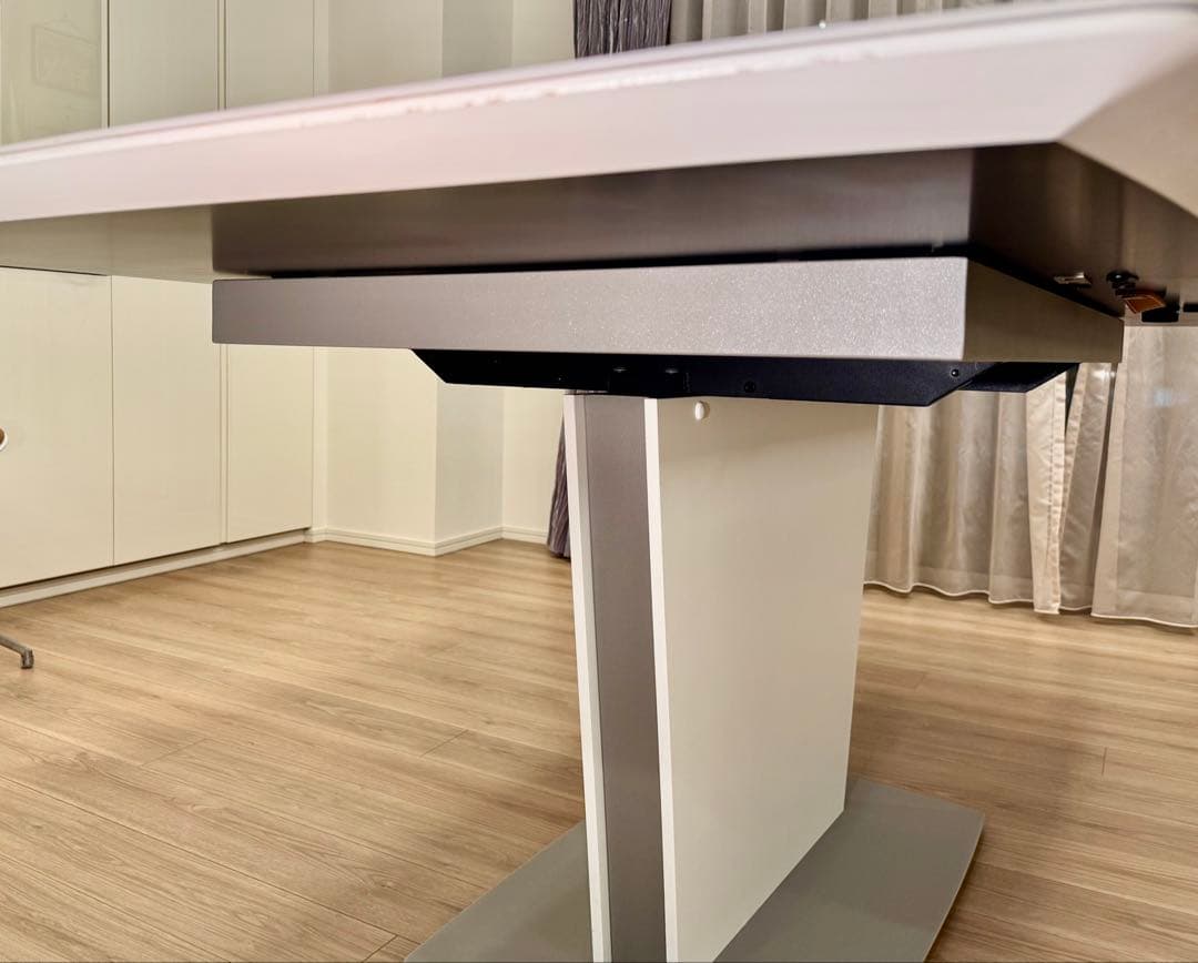 BoConcept ダイニングテーブルとチェア4脚のセット（送料込み）