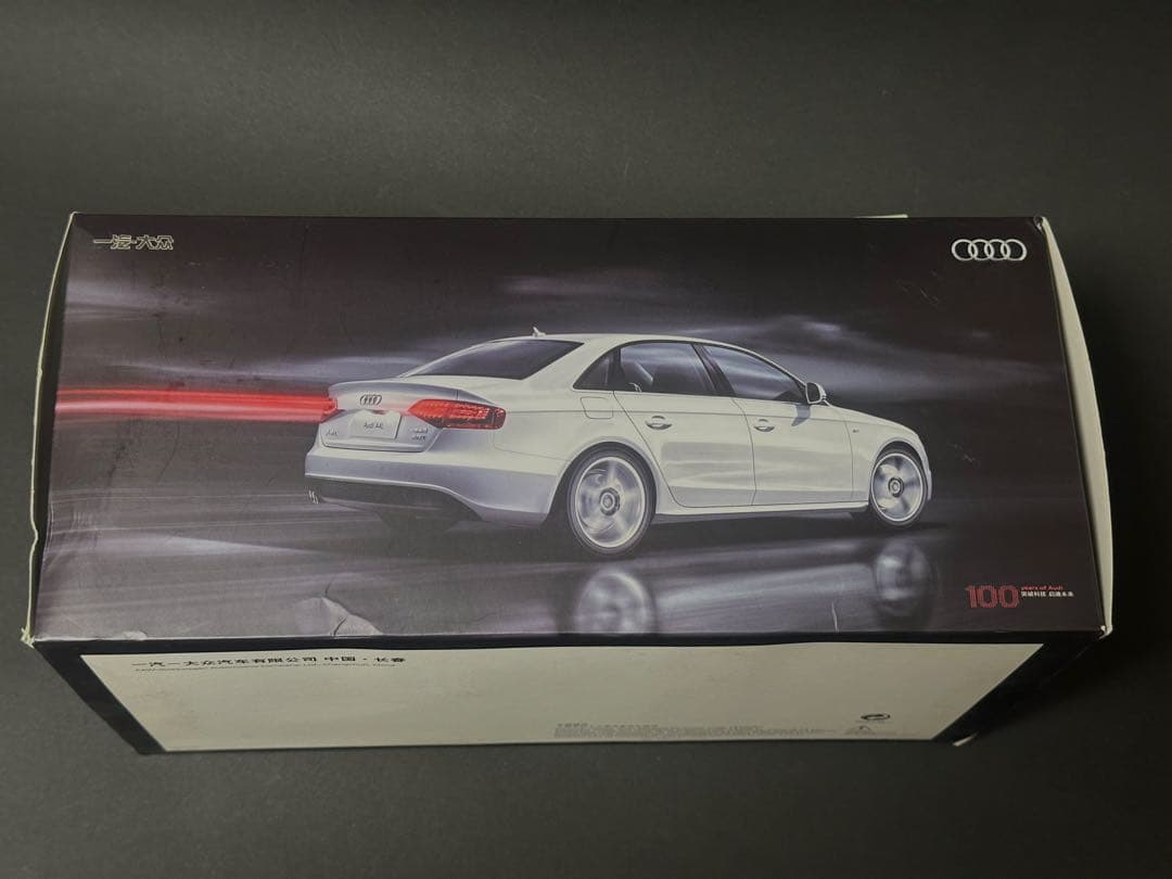 Audi A4 ミニカー 黒 1/18スケール