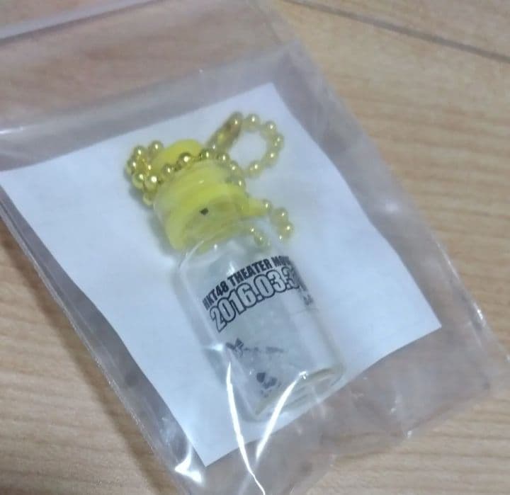 HKT48劇場　記念品　非売品ミラー鏡ボトルキーホルダー2016　 ミニボトル