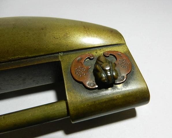 銅の蝙蝠（こうもり）飾りのある真鍮製骨董からくり錠前