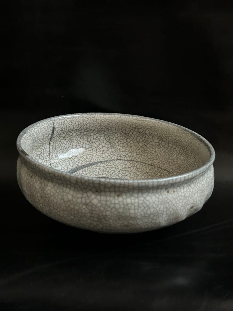 美しい古美術◾️蔵からステキな春蘭の描かれた雰囲気の良い陶器がでて来ました。