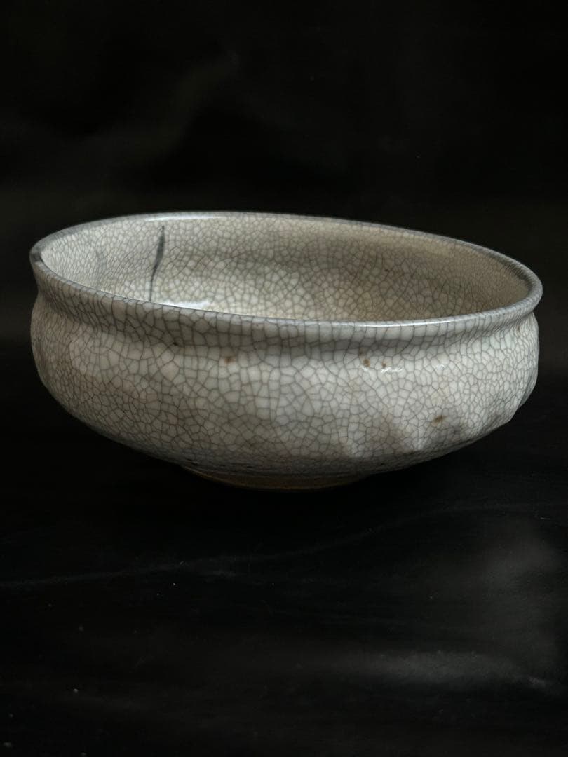 美しい古美術◾️蔵からステキな春蘭の描かれた雰囲気の良い陶器がでて来ました。