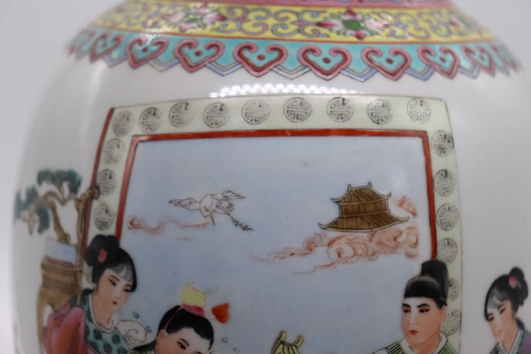 中国　大清乾隆年製銘　粉彩人物紋大瓶　送料込み0229