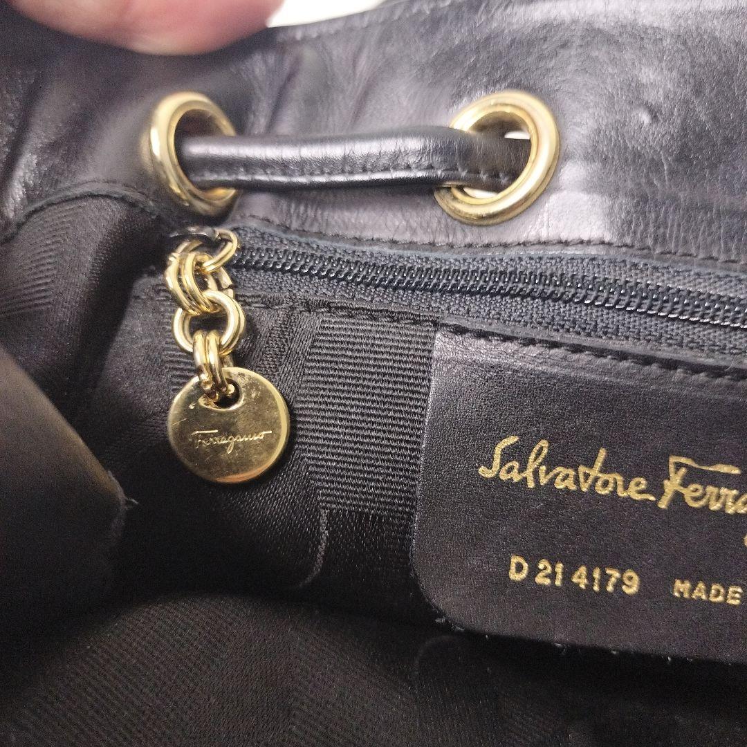 美品✨フェラガモ 巾着 ショルダーバッグ ヴァラ ガンチーニ ブラック