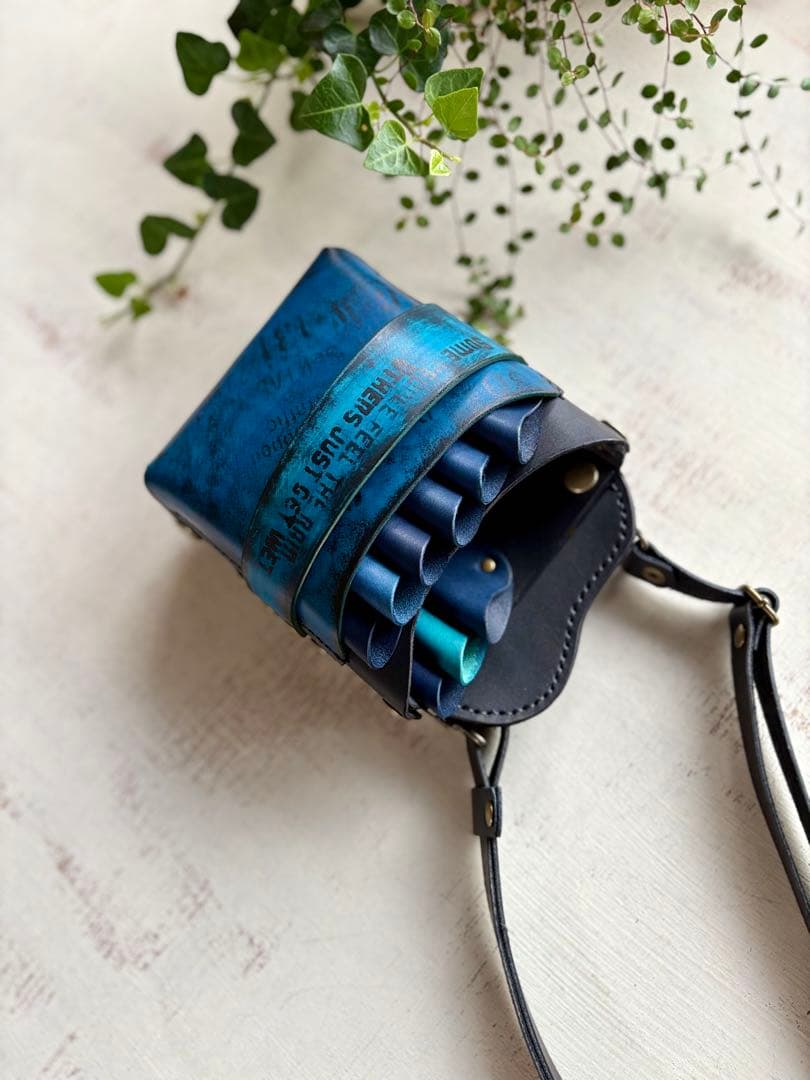 ヌメ革ブラック、手染めブルーの遊び心もりもり大容量シザーケース