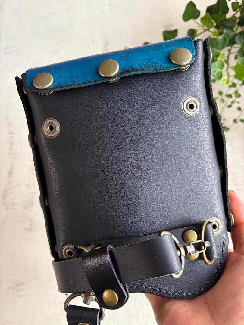 ヌメ革ブラック、手染めブルーの遊び心もりもり大容量シザーケース