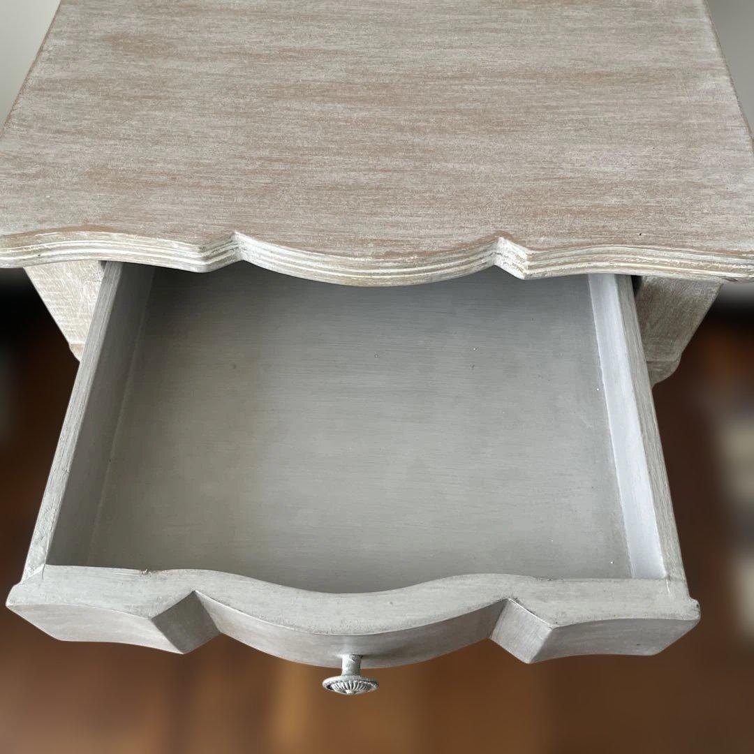 フレンチシックなサイドテーブル