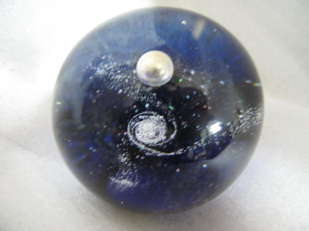 宇宙の銀河をモチーフにしたオブジェ 惑星 ガラスのアーティスト ワタナベカズオ