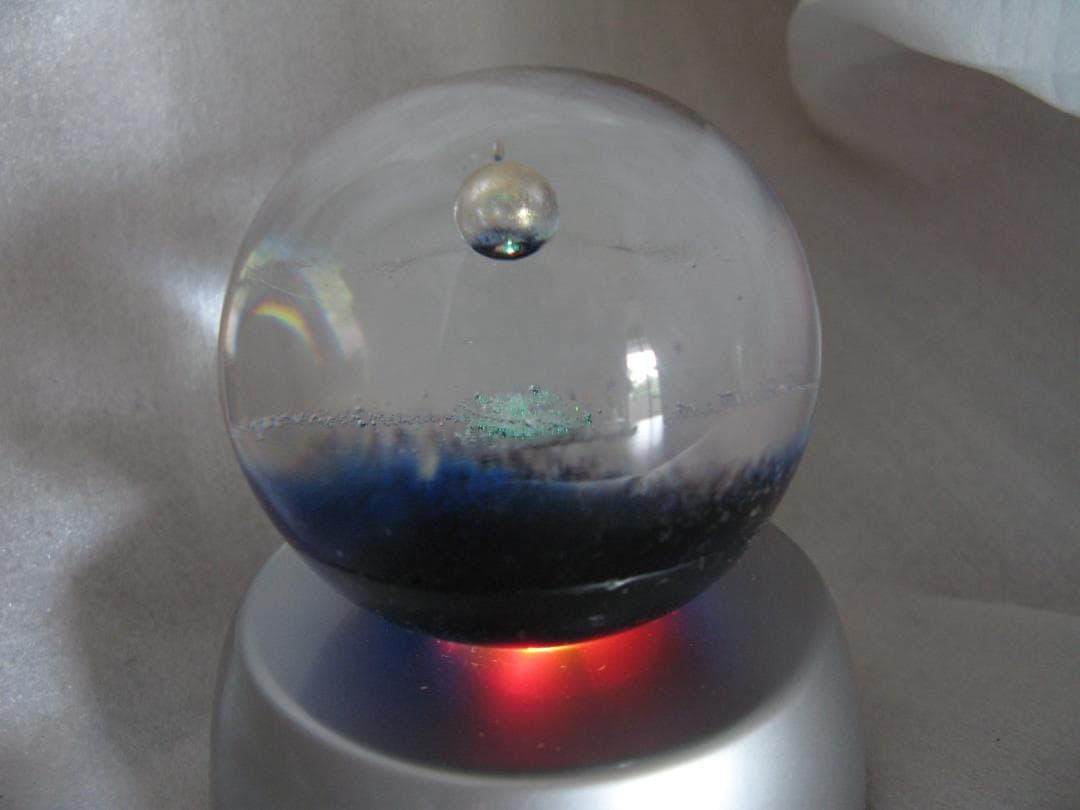 宇宙の銀河をモチーフにしたオブジェ 惑星 ガラスのアーティスト ワタナベカズオ