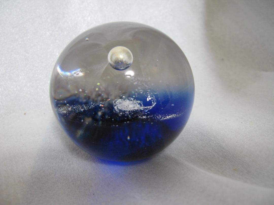 宇宙の銀河をモチーフにしたオブジェ 惑星 ガラスのアーティスト ワタナベカズオ