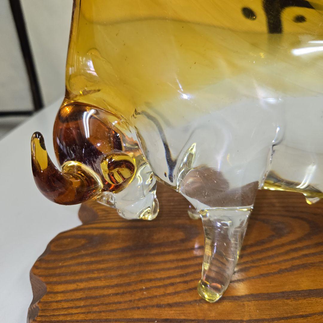 牛の置物　マルティガラス　木製置台付き