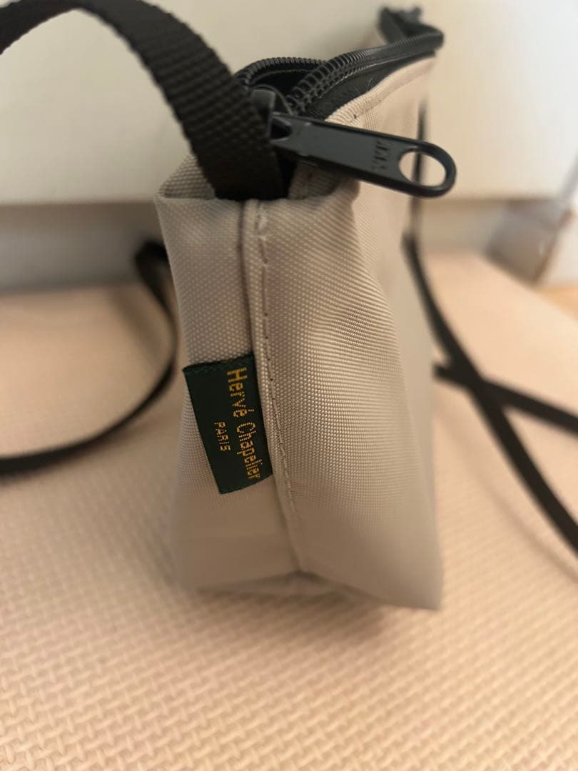 エルベ シャプリエ スクエア型ポシェット　ベージュ