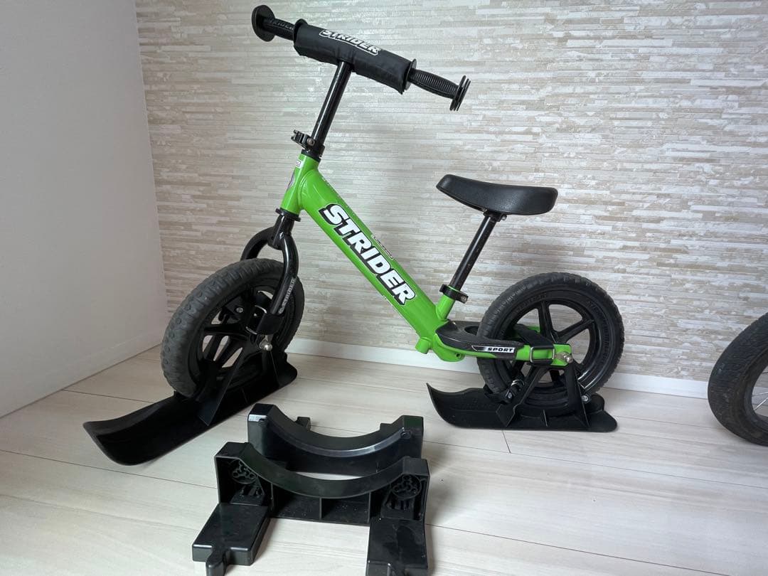 ストライダー12x　グリーン　スノー　スタンドつき