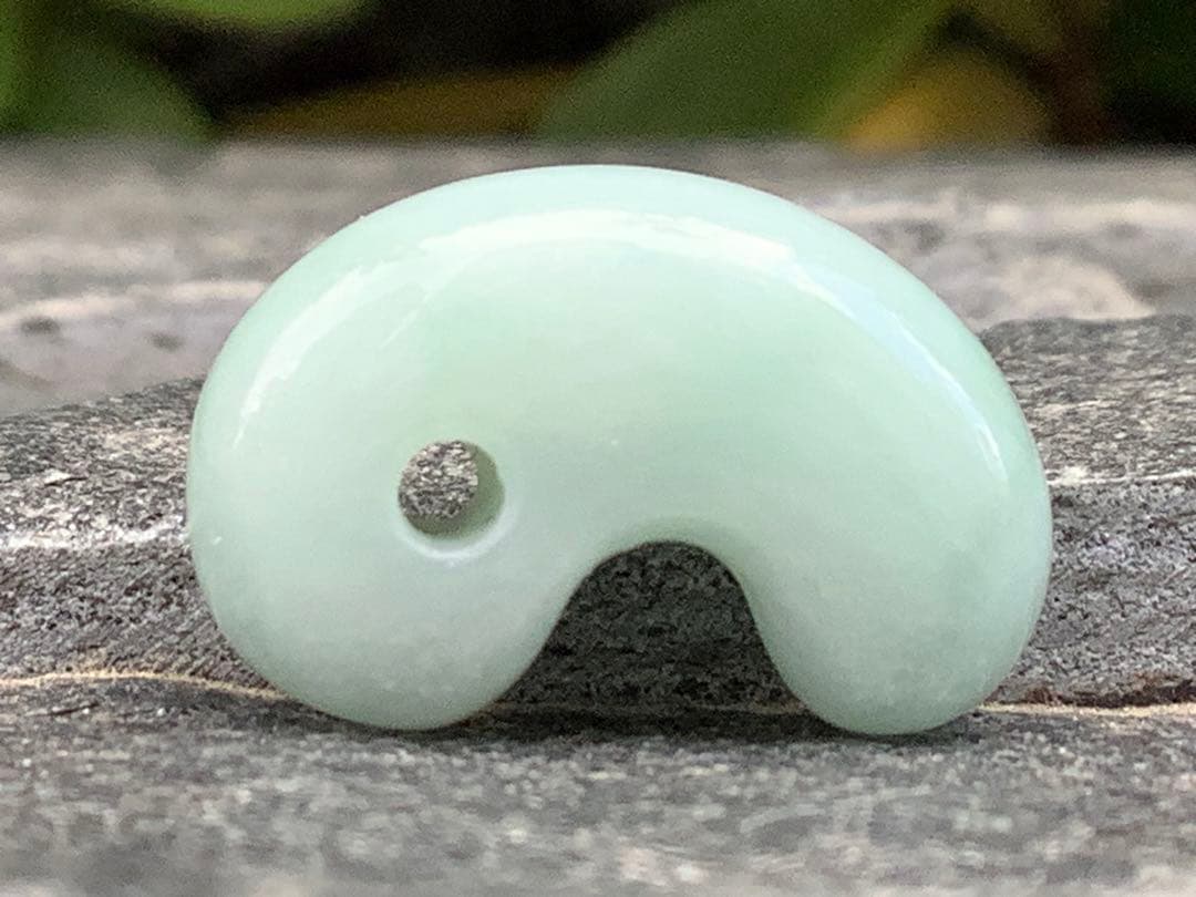 ✳本物の守護石をお身近に‼️ 出雲型糸魚川翡翠勾玉50万円以上の端材使用　鑑別書付