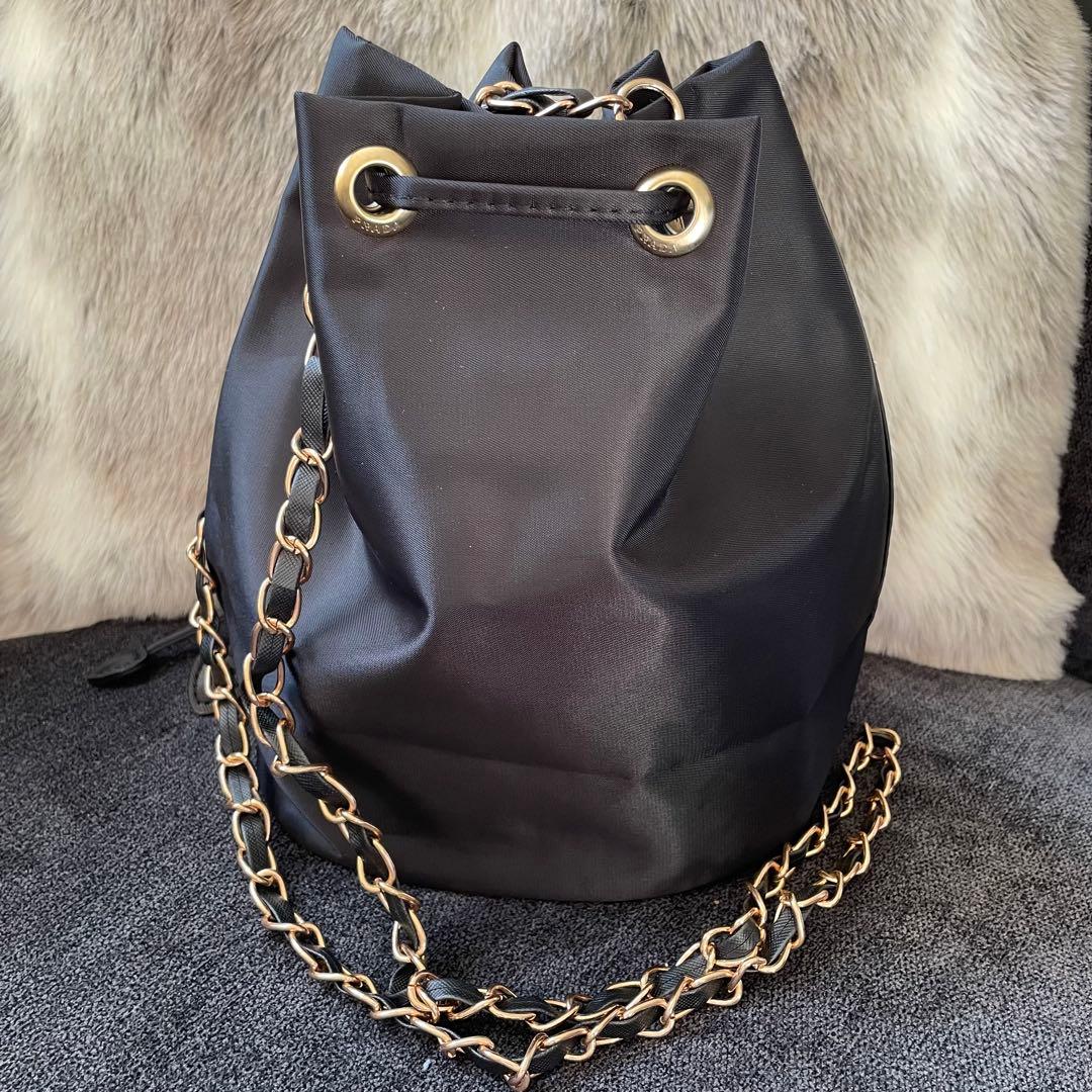 PRADA プラダ 巾着ショルダー 黒。