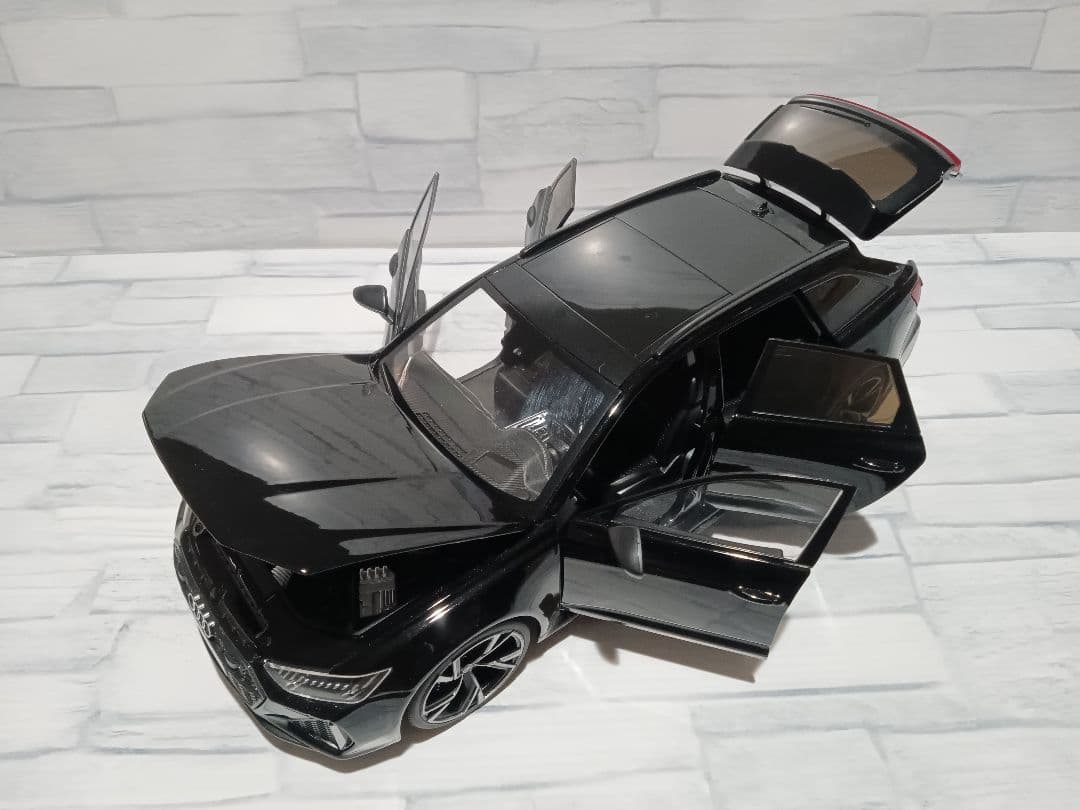 1/18 アウディ　RS6 アバント C8 ダイキャスト　ミニカー　ブラック