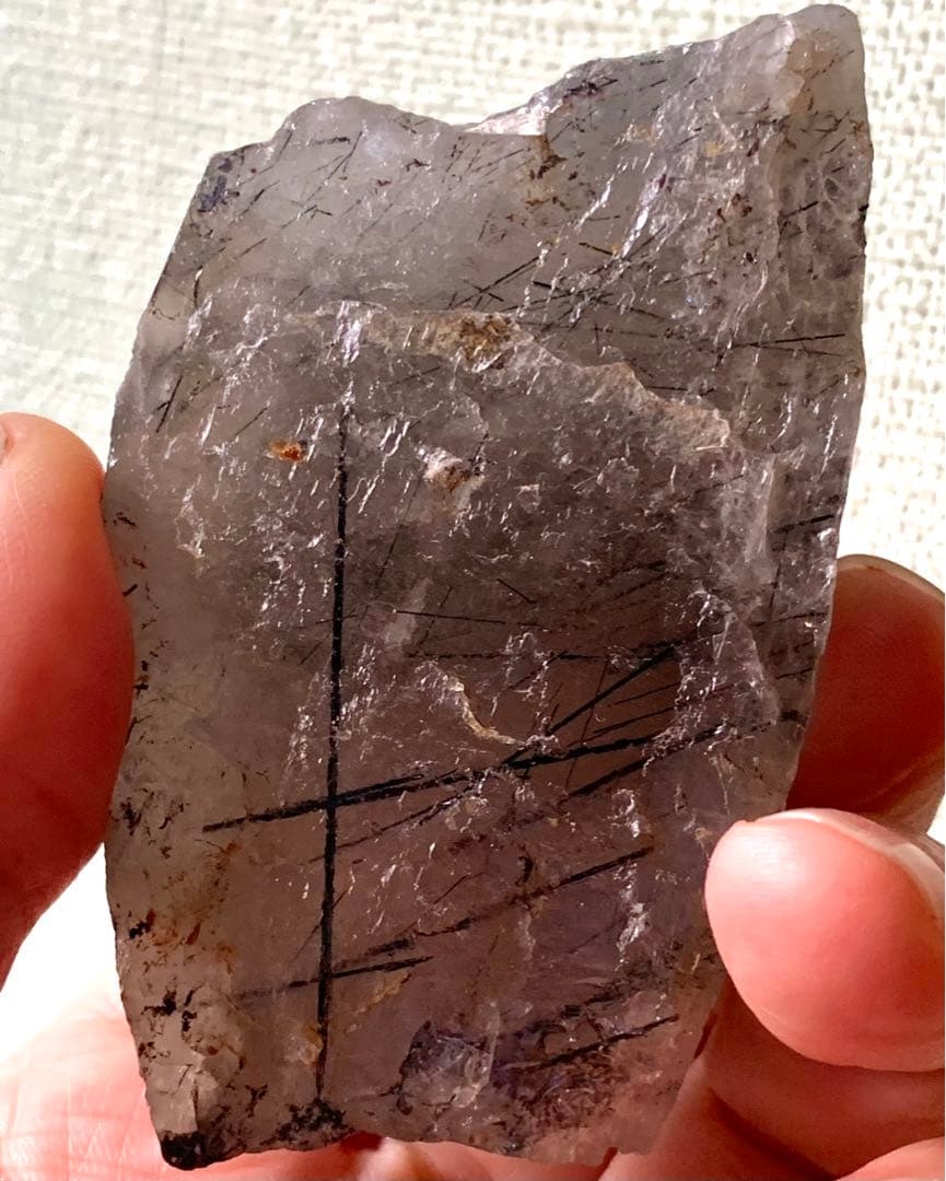 シン・ザギマウンテンクォーツ56/広い平面/太い黒針入り/グレー