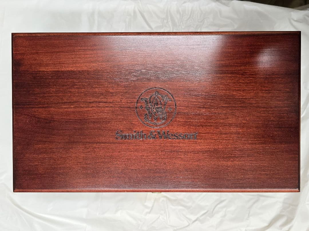 S&W純正　汎用木製ガンケース　6.5インチまでは収納可能　ケースのみの出品です