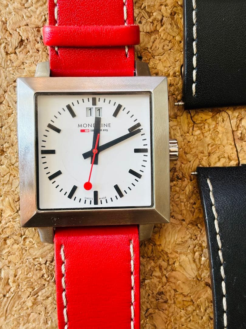 て*〜様 MONDAINE 腕時計 赤/黒 交換用ベルト付き