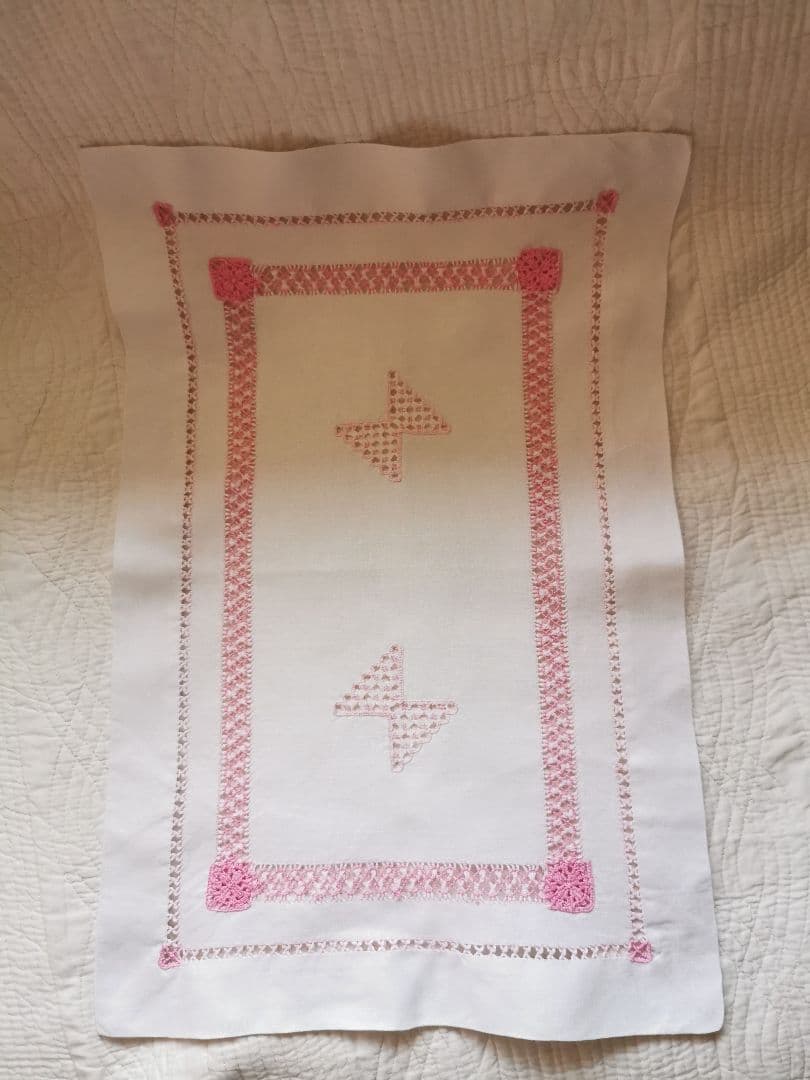 アンティーク イタリア購入 ハーダンガー蝶々刺繍 レアで美しいピンク糸刺繍クロス