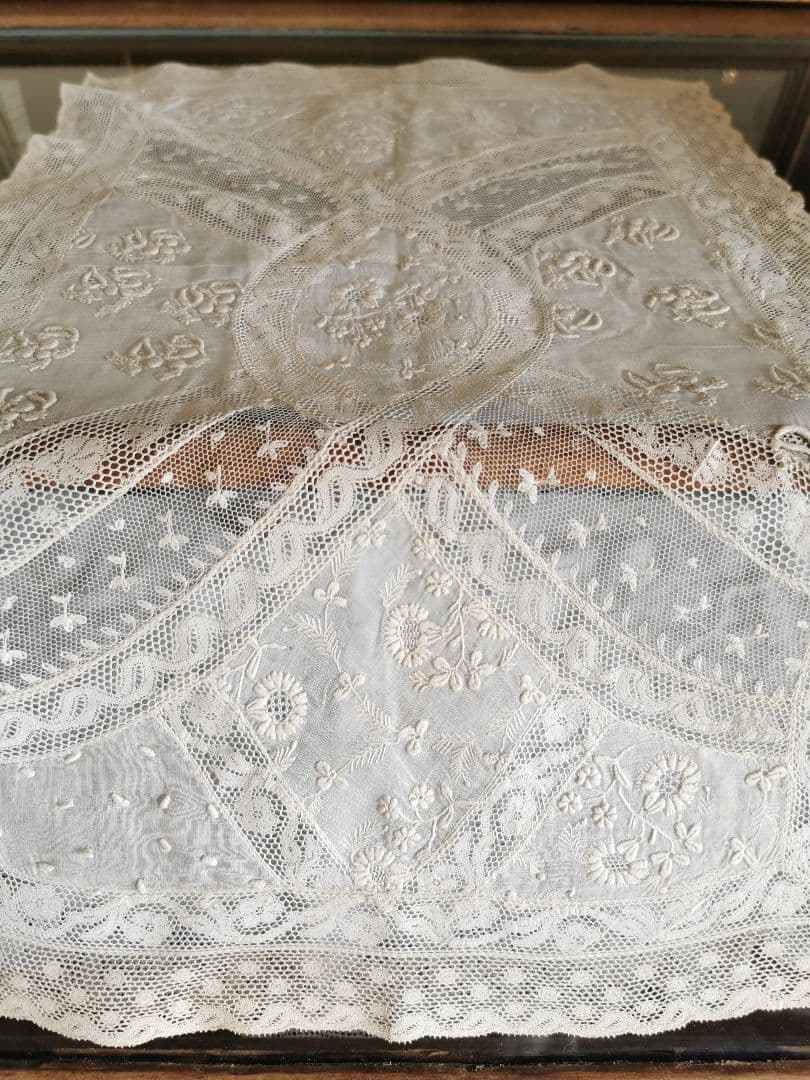 アンティーク オーガンジー盛上花刺繍 カーキグレー ノルマンディーレースランナー