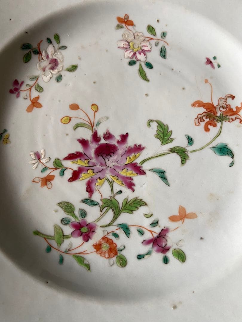 中国古美術品　清の乾隆時代　粉彩草花中皿　本物保証　23cm