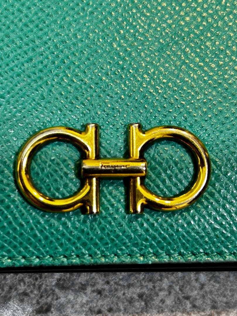 はるSalvatore Ferragamo 二つ折り財布