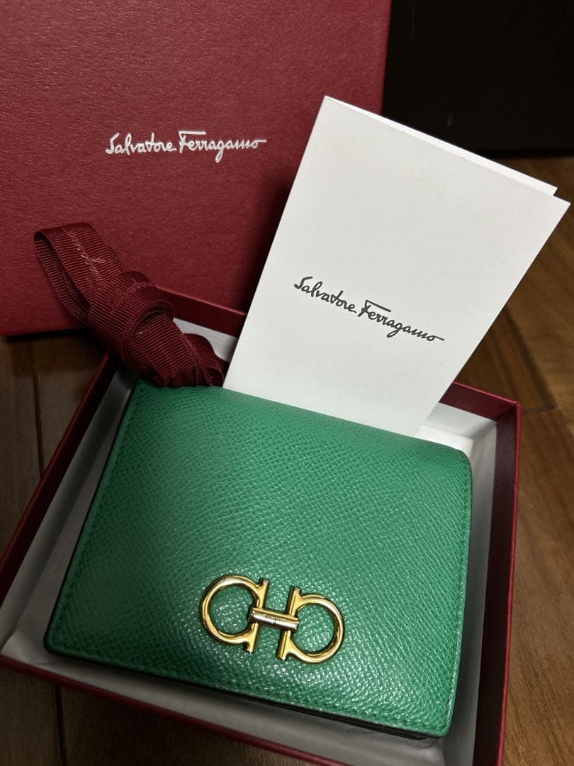 はるSalvatore Ferragamo 二つ折り財布