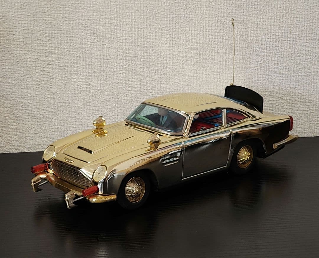 ギルバード　アストンマーチン　007　ジェームズ・ボンド