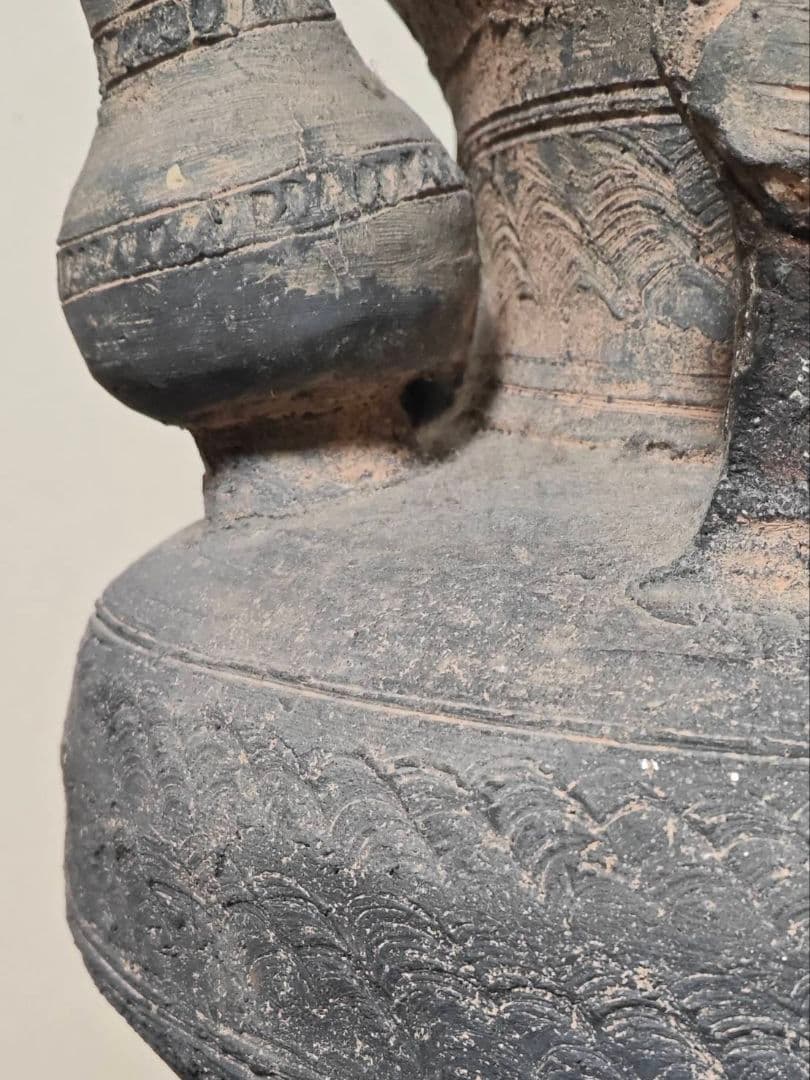 須恵器　装飾付き子持ち台付壺