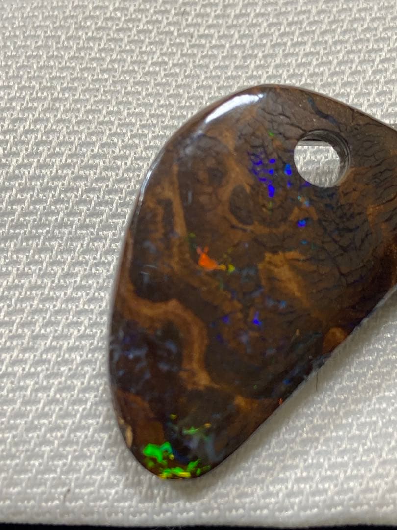 ボルダーオパール　穴あき　約24カラット