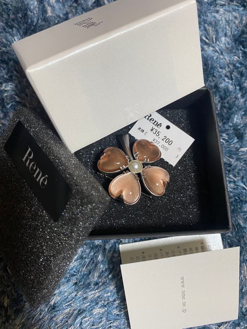 新品未使用Rene ブローチ
