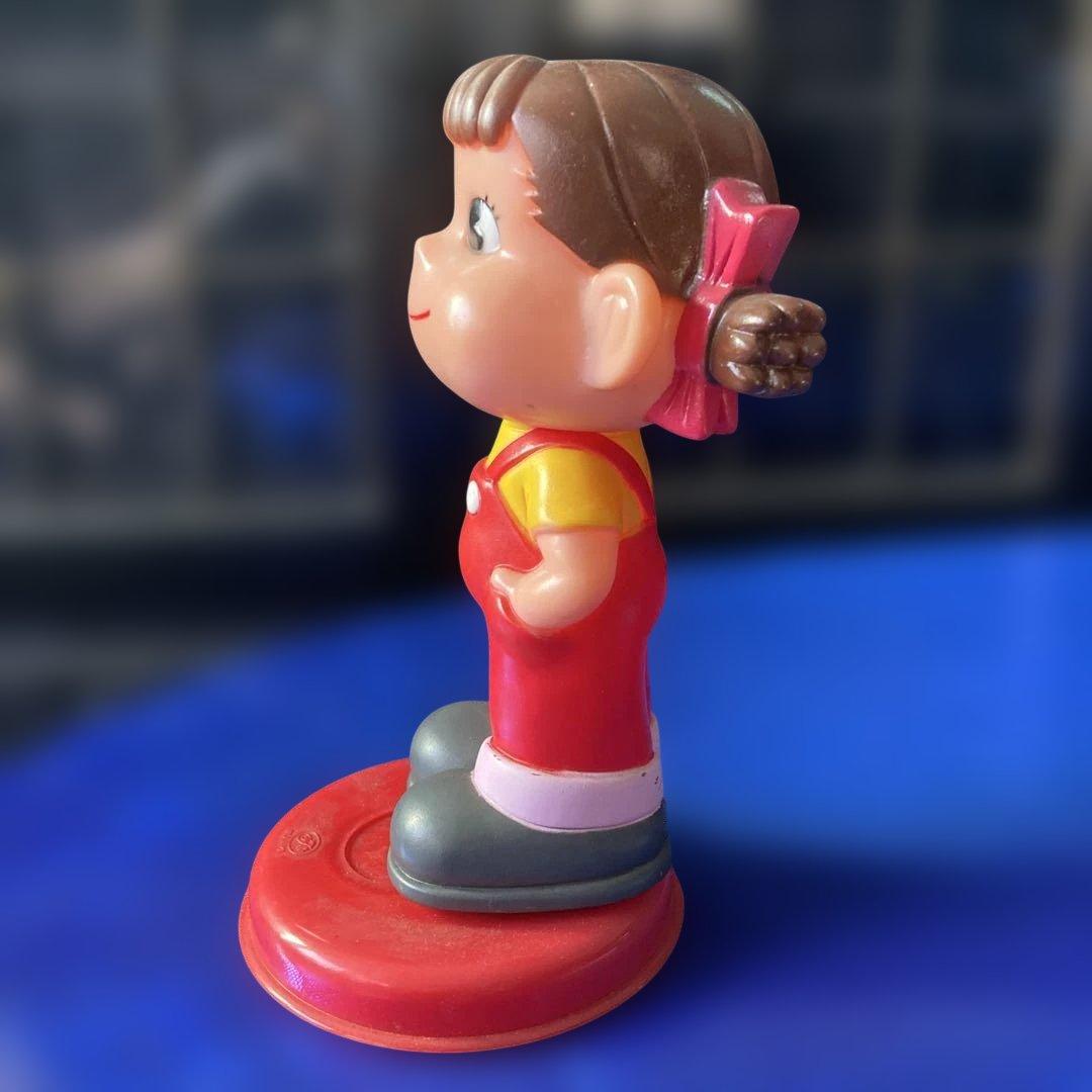 不二家 販促品 ペコちゃんソフビ人形貯金箱 赤台座 非売品