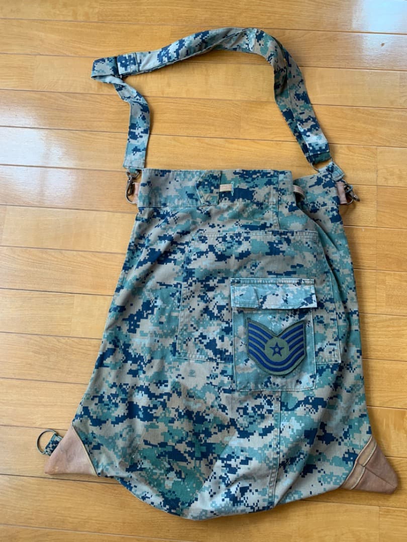 肩掛けバックとキャップ(米軍放出品)