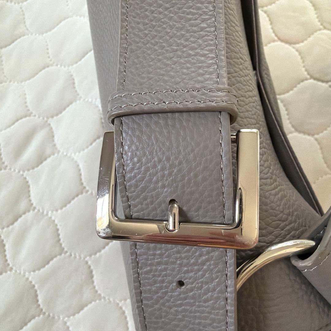 人気商品✴︎BEARDSLEY レザーボディバッグ　トープ　グレージュ