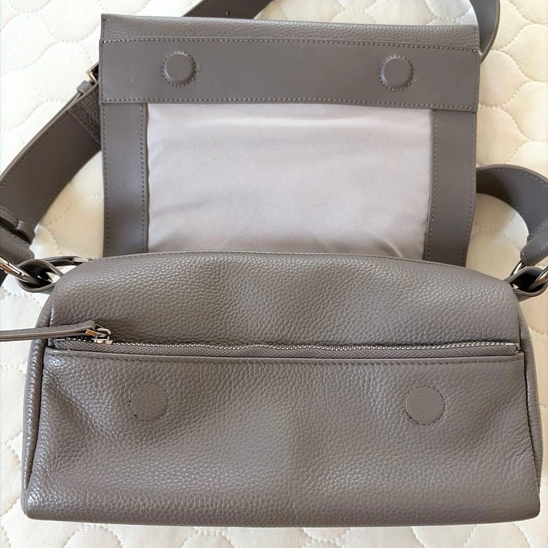 人気商品✴︎BEARDSLEY レザーボディバッグ　トープ　グレージュ