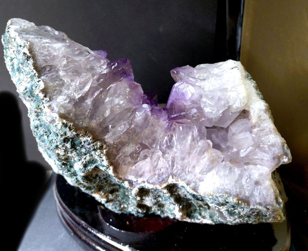 【割引大特価】☆高透明☆ブラジル産アメジストクラスター　約5.5Kg　台座付き！